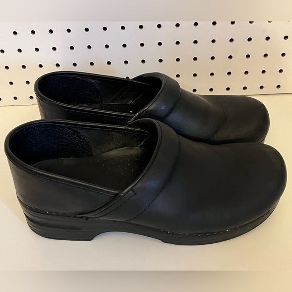 Dansko Professional in Black - Picture 4 of 16